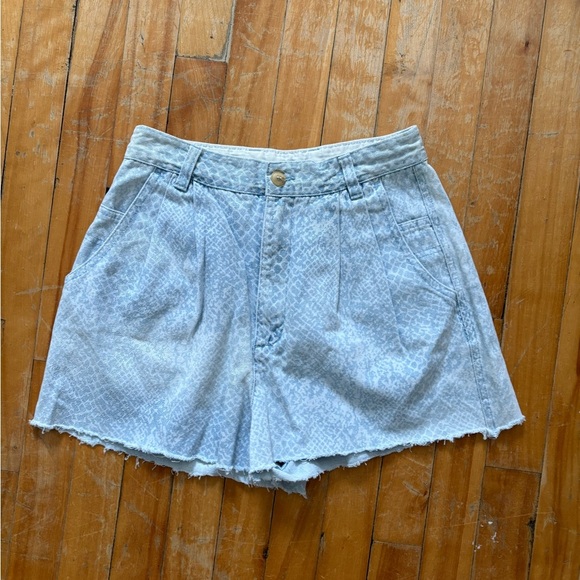 Vintage Gloria Vanderbilt High-Waisted Denim Shorts β Snakeskin Print, Size 6 - Picture 5 of 7